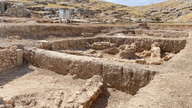 Perre Antik Kenti'ndeki kazılarda 1800 yıllık askeri madalya bulundu
