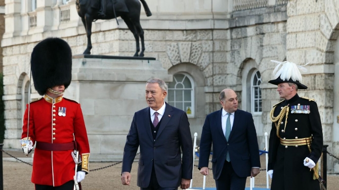 Bakan Akar İngiltere Savunma Bakanı Wallace ile görüştü