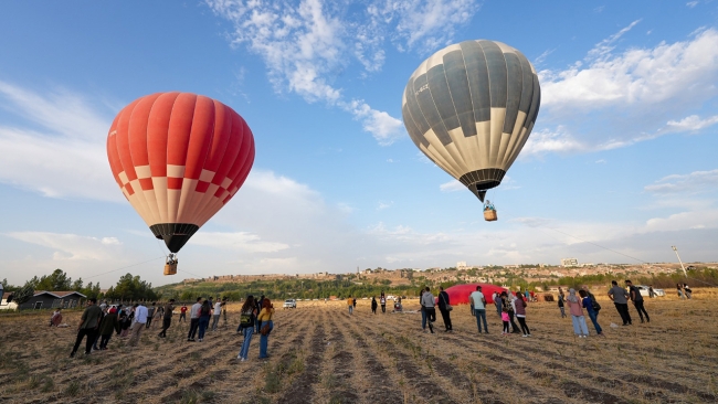 Sıcak hava balonları Dicle Vadisi'nde yükseldi
