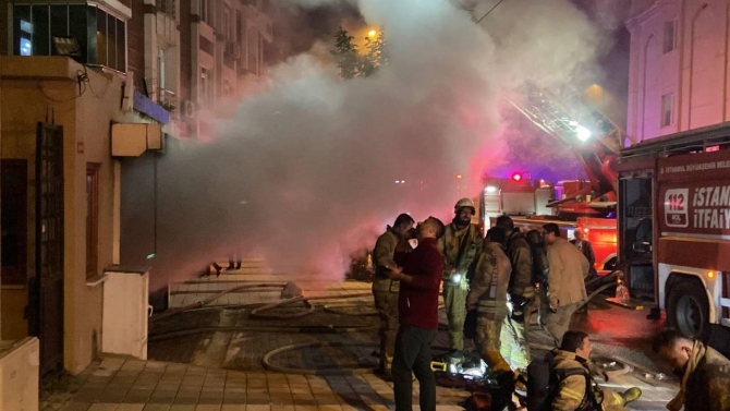 Sultangazi'de 12 katlı binada yangın