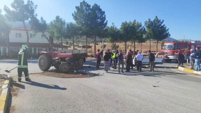 Denizli'de otomobil ile traktör çarpıştı: 5 yaralı