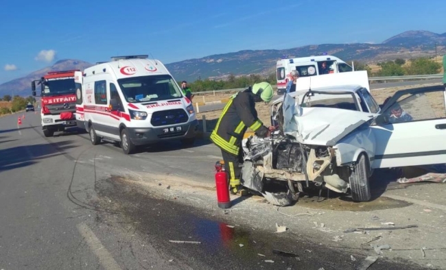 Denizli'de otomobil ile traktör çarpıştı: 5 yaralı
