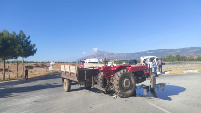 Denizli'de otomobil ile traktör çarpıştı: 5 yaralı