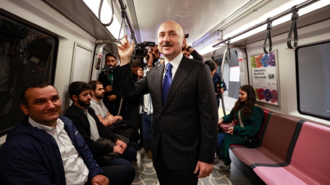 Bakan Karaismailoğlu Sabiha Gökçen Havalimanı'na metroyla geldi