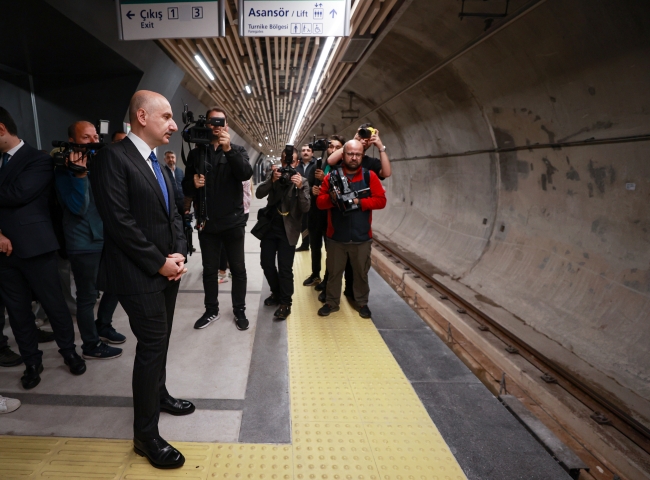 Bakan Karaismailoğlu Sabiha Gökçen Havalimanı'na metroyla geldi