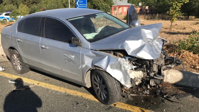 Elazığ'da iki otomobil çarpıştı: 1 ölü, 4 yaralı
