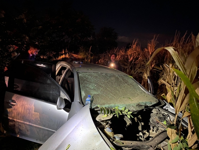 Kontrolden çıkan otomobil ağaca çarpıp tarlaya savruldu: 1 ölü, 1 yaralı