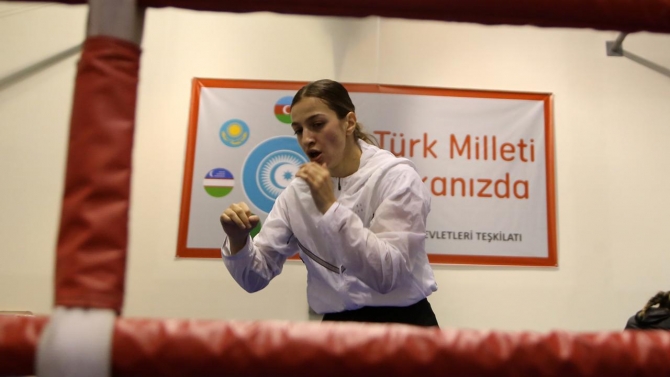 Şampiyon boksör Buse Naz Çakıroğlu'nun gözü Avrupa'nın zirvesinde