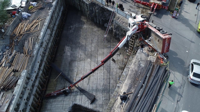 Bağcılar'da vinç devrildi, operatör hayatını kaybetti