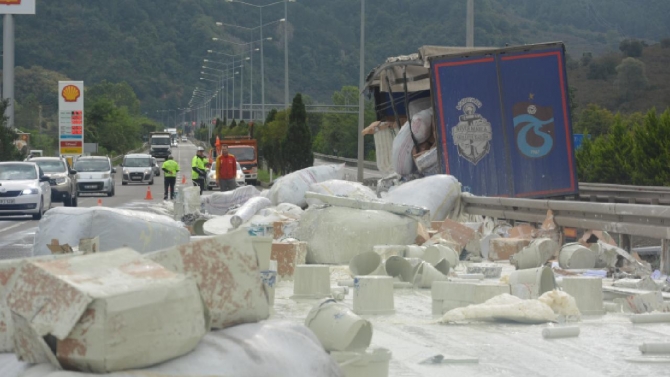 Ordu'da tır devrildi: Tırdan dökülen boyalar trafiği aksattı