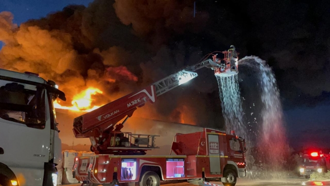 Adana'da alüminyum fabrikasında yangın: Müdahale ediliyor
