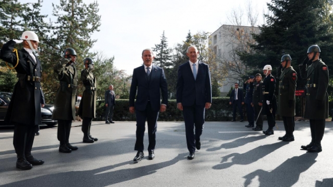 Bakan Akar, İsrail Savunma Bakanı Gantz ile bir araya geldi