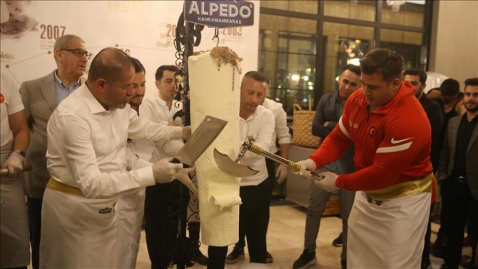 Şampiyonlar satır ve baltayla "maraş dondurması" kesti