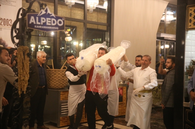 Şampiyonlar satır ve baltayla "maraş dondurması" kesti