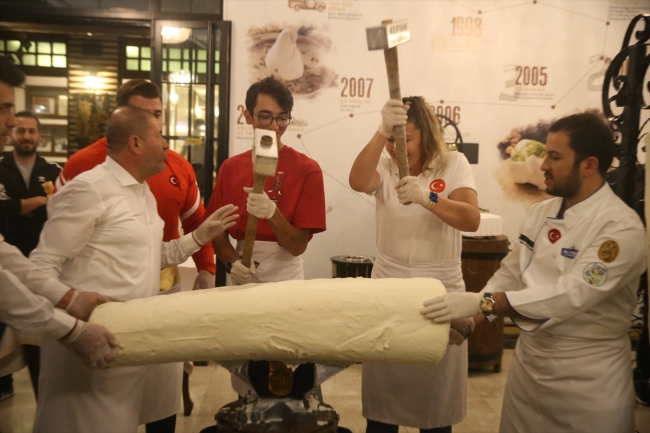 Şampiyonlar satır ve baltayla "maraş dondurması" kesti