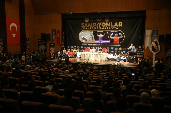 Şampiyonlar satır ve baltayla "maraş dondurması" kesti