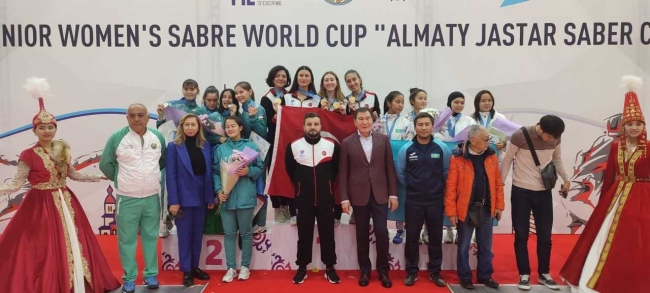 Genç Kadınlar Kılıç Milli Takımı Kazakistan'da şampiyon oldu