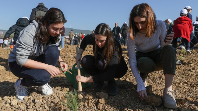 Fidanlar toprakla buluşturuldu