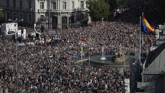 İspanya'da binlerce sağlık çalışanı gösteri yaptı