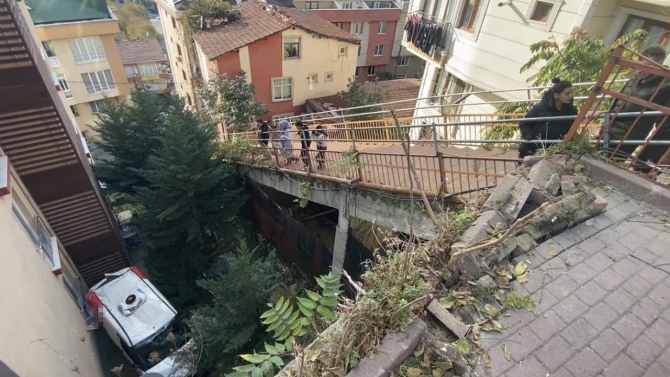 Ticari araç 25 metreden düştü