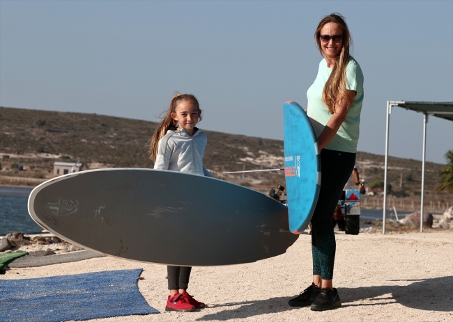 Çağla Kubat'ın kızı Selin rüzgar sörfüyle büyüyor
