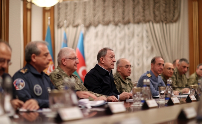 Bakan Akar Azerbaycan'da Mehter Marşıyla karşılandı