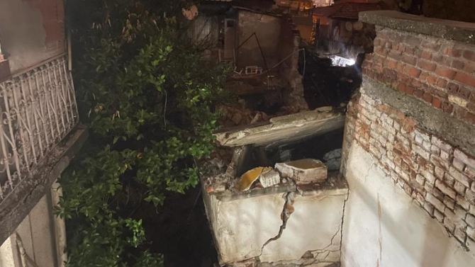 İzmir'de göçükte mahsur kalan kadın kurtarıldı