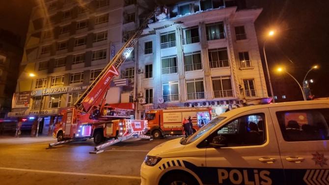 Adana'da bir otelin çatı katında yangın çıktı