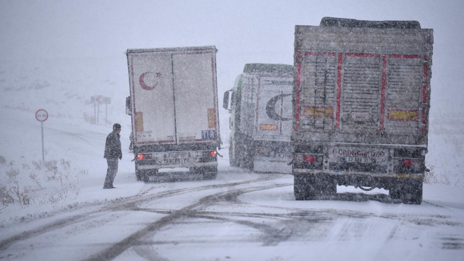 Kars'ta kar yağışı ulaşımı aksatıyor