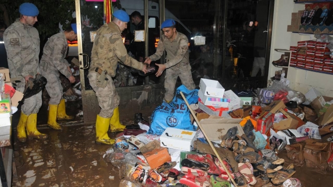 Mehmetçik afetzedeler için seferber oldu