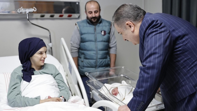 Bakan Koca'dan, İstanbul'da yeni yılın ilk bebeğine ziyaret