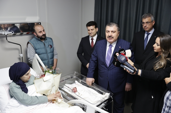 Bakan Koca'dan, İstanbul'da yeni yılın ilk bebeğine ziyaret