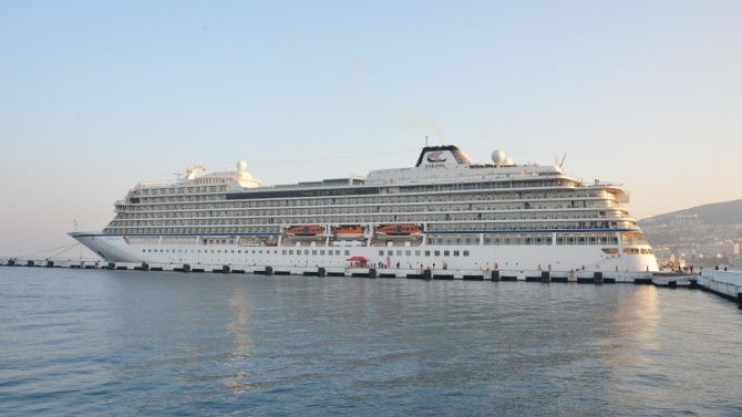 Kuşadası'na yılın ilk kruvaziyer gemisi geldi