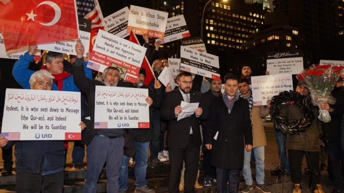 İsveç'te Kur'an-ı Kerim'in yakılması New York'ta protesto edildi