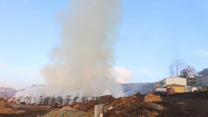 Denizli'de bir santralin depolama sahasında yangın çıktı