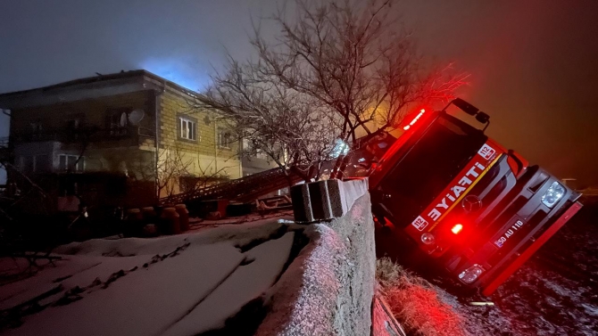 Yangına müdahale eden itfaiye aracı devrildi: 1 personel yaralandı