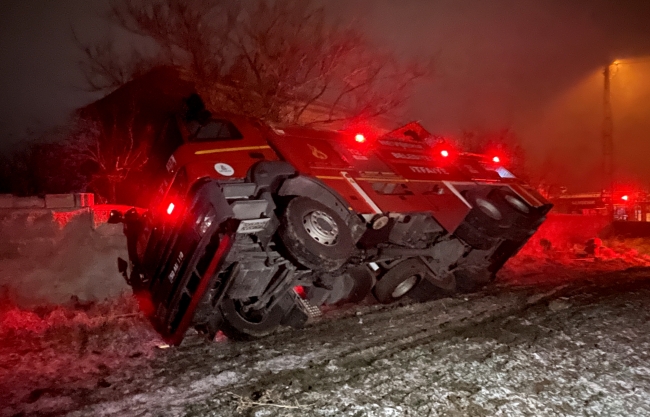 Yangına müdahale eden itfaiye aracı devrildi: 1 personel yaralandı