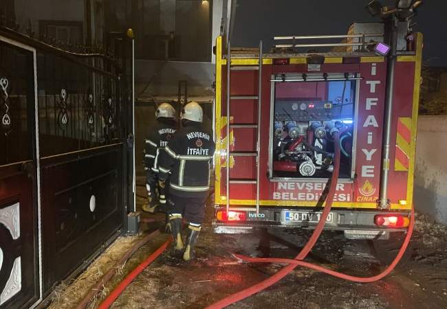 Yangına müdahale eden itfaiye aracı devrildi: 1 personel yaralandı