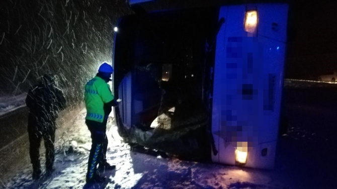 Kontrolden çıkan yolcu otobüsü devrildi: 1 ölü, 15 yaralı