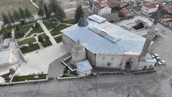 Tarihi camideki ahşap sütunlar 'karlık' sayesinde ayakta kalmış