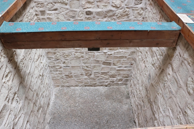 Tarihi camideki ahşap sütunlar 'karlık' sayesinde ayakta kalmış