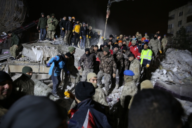 Şanlıurfa'da enkazdan 22 saat sonra bir kadın kurtarıldı