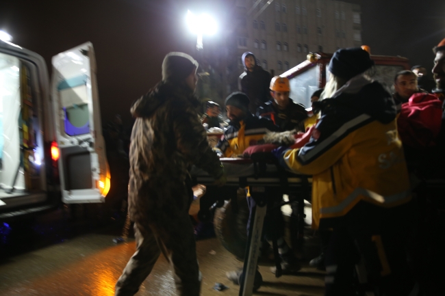 Şanlıurfa'da enkazdan 22 saat sonra bir kadın kurtarıldı