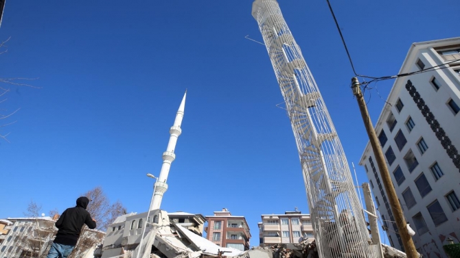 Beş katlı binanın yalnızca yangın merdiveni ayakta kaldı