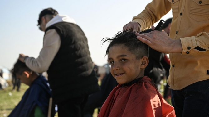 Gönüllü berberler, Afşin'de depremzedelere ücretsiz hizmet veriyor