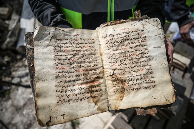 Hatay'da tarihi yapıların enkazından 300'e yakın eser kurtarıldı