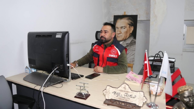 Evini depremzede aileye açan UMKE görevlisi, çalıştığı kurumda bir odaya yerleşti