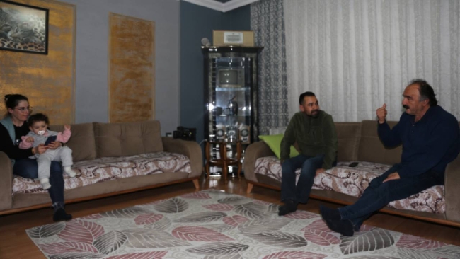 Evini depremzede aileye açan UMKE görevlisi, çalıştığı kurumda bir odaya yerleşti