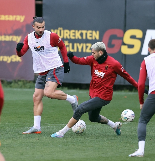 Galatasaray'da Dries Mertens takımla çalıştı