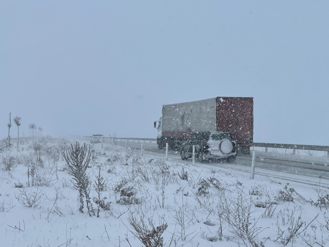 Ağrı'da kar ve tipi ulaşımı aksattı